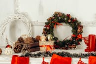 时尚的圣诞装饰品包括花圈、松果和其他饰品