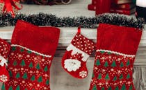 装饰好的壁炉架上挂着彩色圣诞袜