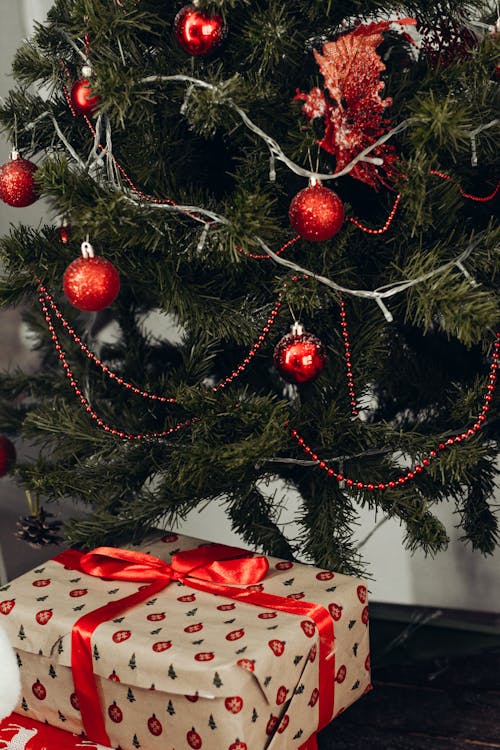 綠色聖誕樹下的棕色禮品盒