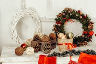 在舒适的室内环境中，迷人的圣诞装饰以松果、装饰品和花圈为特色