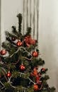 室内装饰着红色饰品和松树花环，还有一棵精美的圣诞树