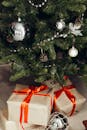 圣诞树上装饰着银色饰品和用红丝带包裹的礼物