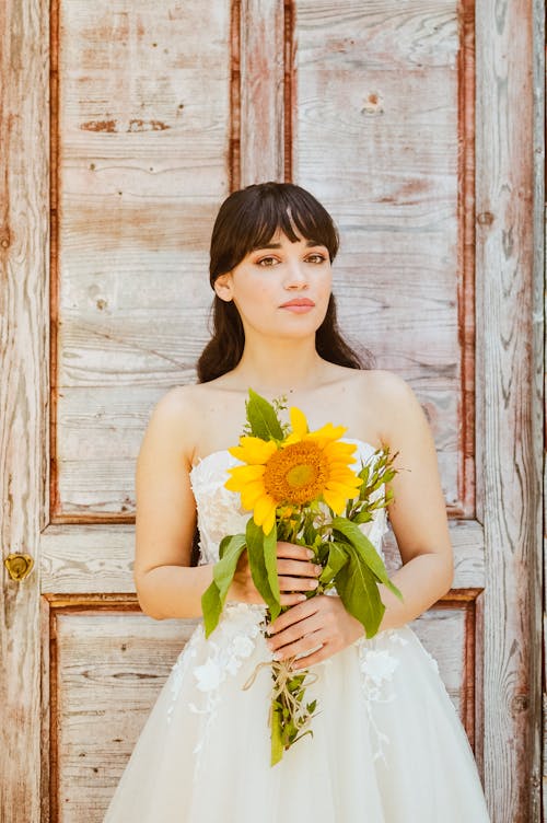 Gratis stockfoto met bruid, bruiloft bloemen, bruin haar