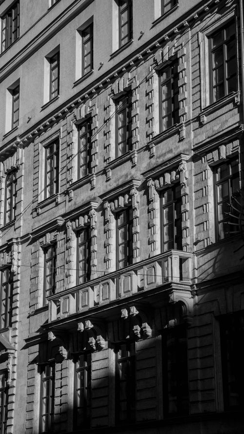 Free Dramatic black and white capture of a neoclassical building facade in İstanbul, Türkiye. Stock Photo