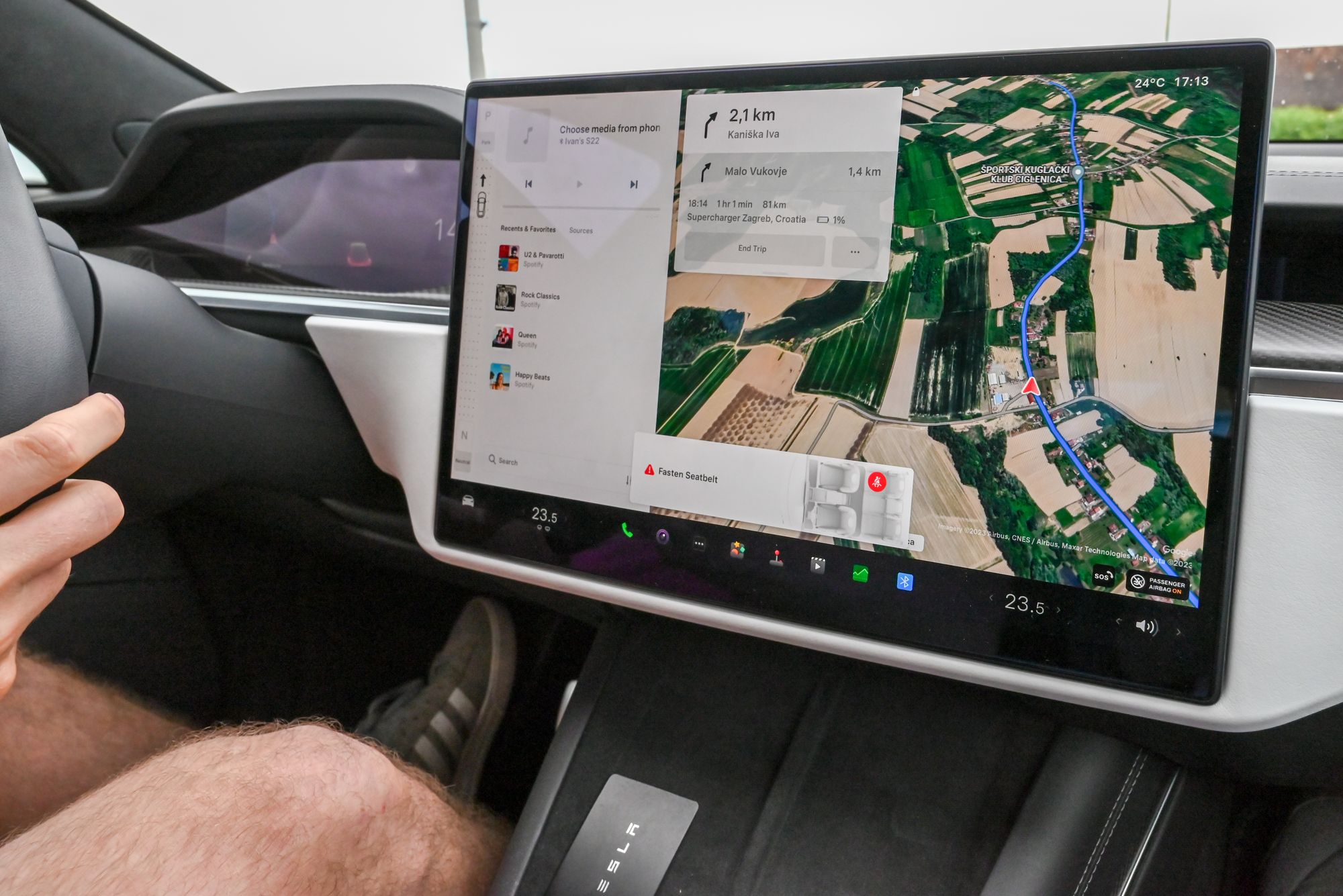Pantalla táctil en el tablero de un auto en movimiento con una interfaz de navegación