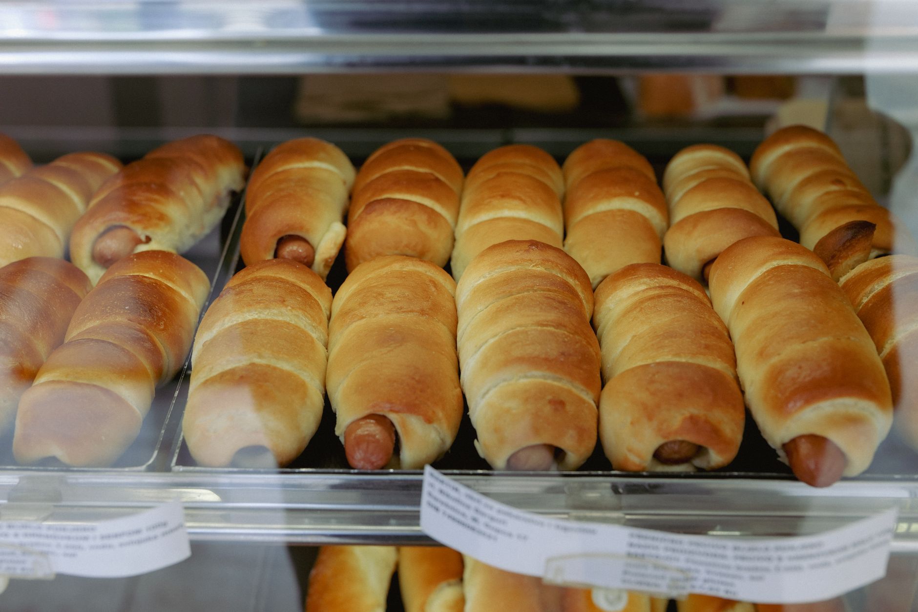 Comodidad del Desayuno Comprado Variedad de productos de panadería para un desayuno comprado.