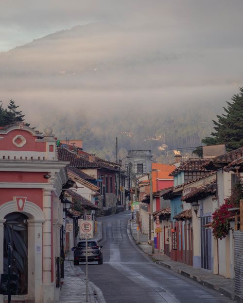 Free Quaint street view in San Cristóbal de las Casas, Chiapas showcasing colorful colonial architecture. Stock Photo
