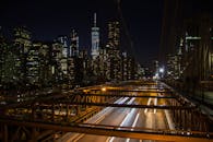 从布鲁克林大桥出发，可以欣赏曼哈顿天际线的夜景，沿途还有灯光小径相伴