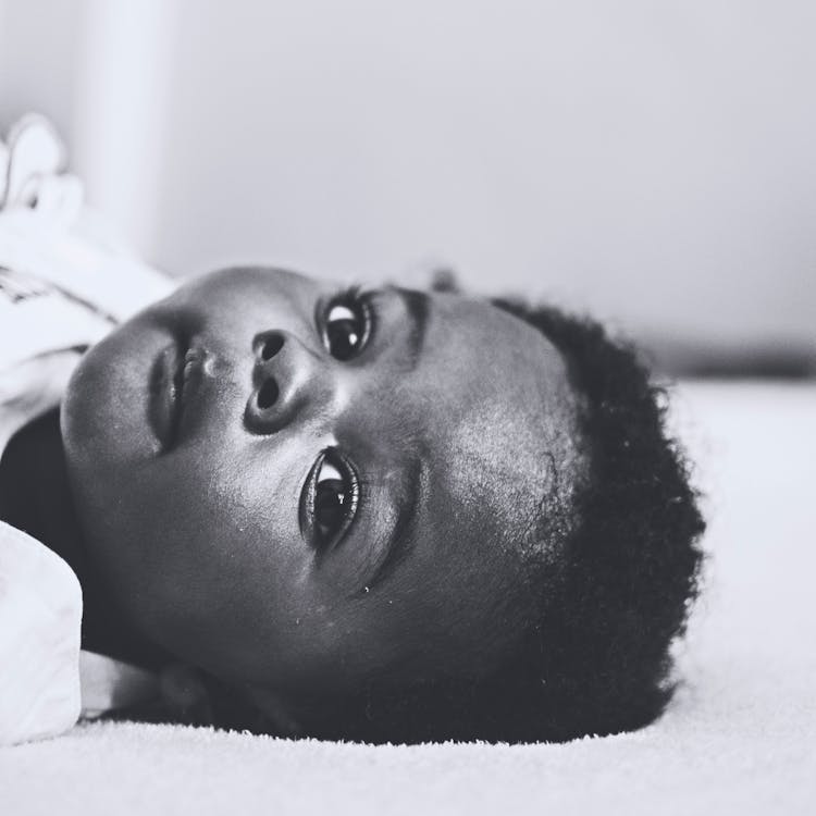 白黒 赤ちゃん 黒い背景の無料の写真素材