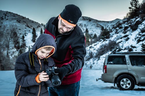 Mann Und Junge Betrachten Dslr Kamera