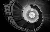 俯瞰螺旋楼梯的黑白景观，圆形图案与建筑之美尽显