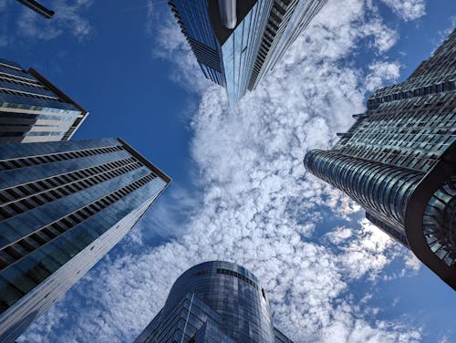 Gratis lagerfoto af blå himmel, by, bydelens bydele