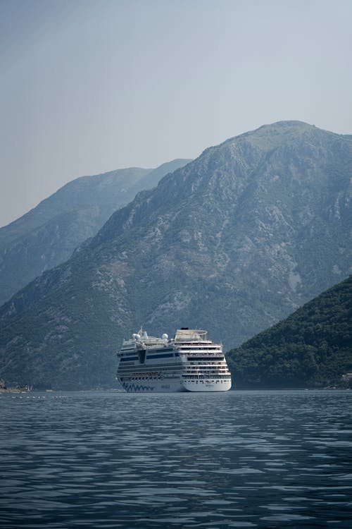 Photos gratuites de bateau de croisière, chaîne de montagnes, embarcation