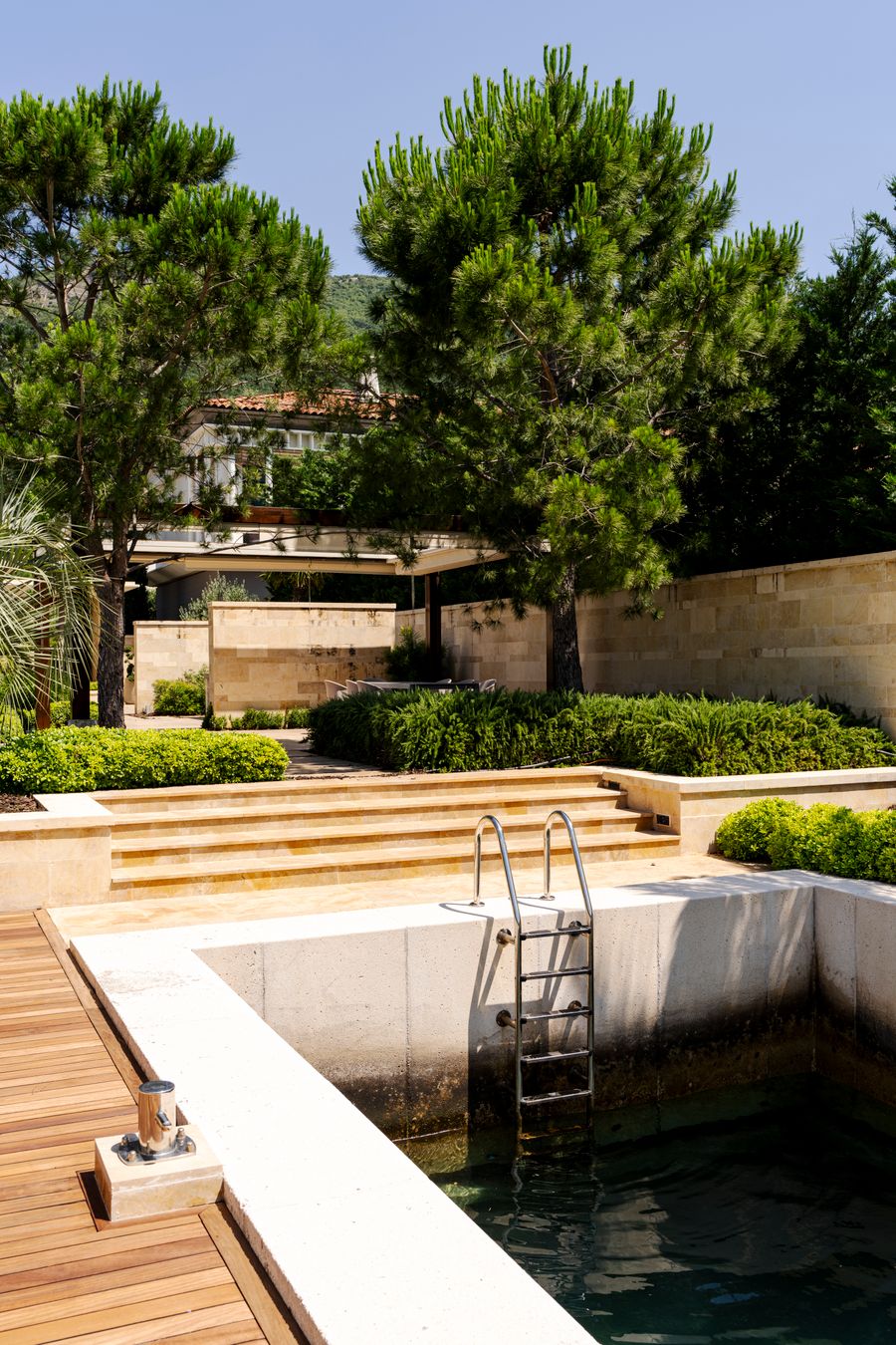 Piscina rodeada de áreas verdes