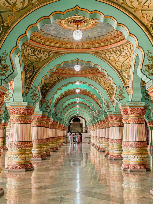 Free Explore a lavish corridor with elaborate arches and detailed columns in a palace setting. Stock Photo