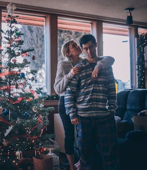 一对夫妇在舒适的客厅里，热情地拥抱在一棵装饰精美的圣诞树旁