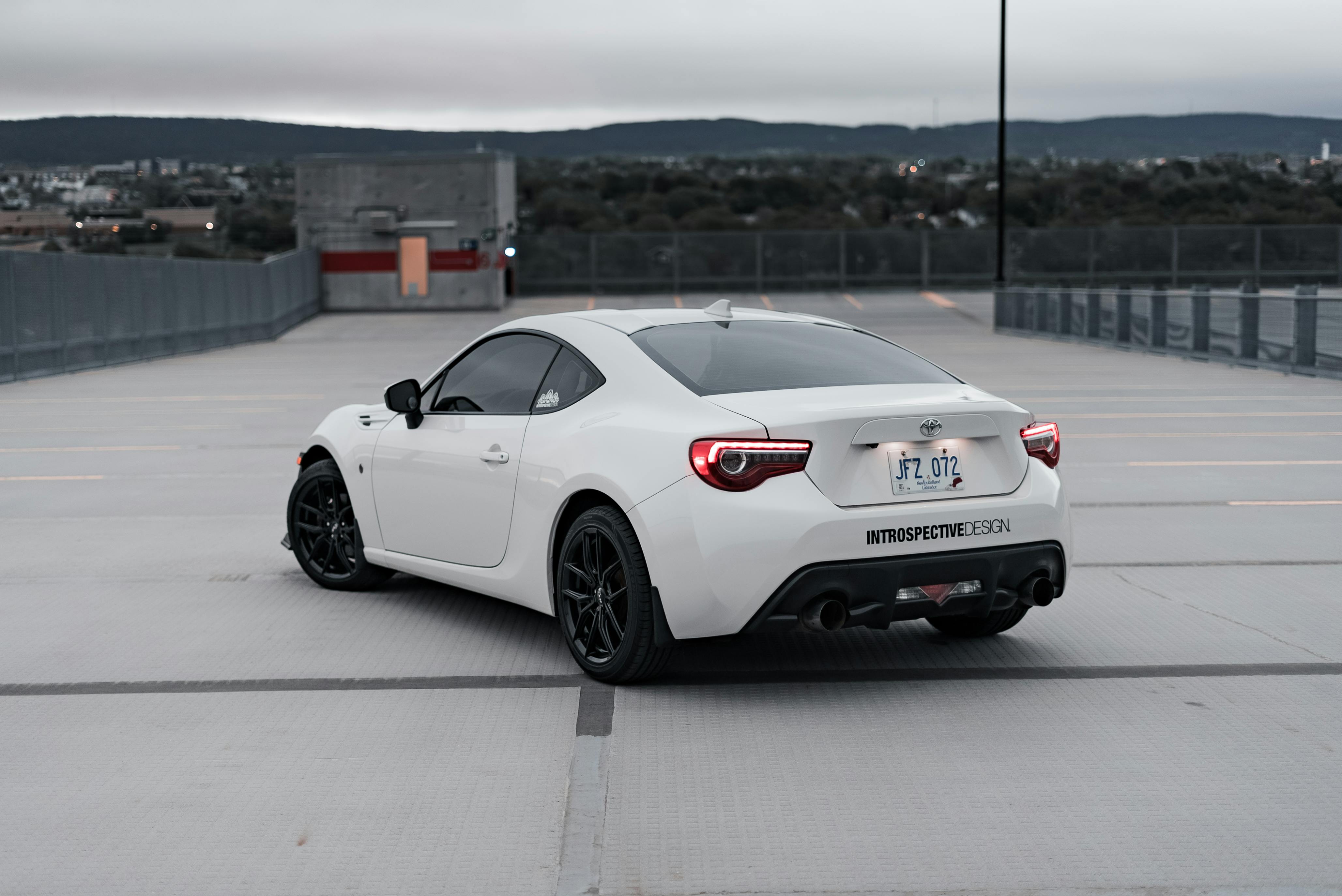 Toyota recalls 550,000 cars over defective seat problem — Photo by Erik Mclean on Pexels