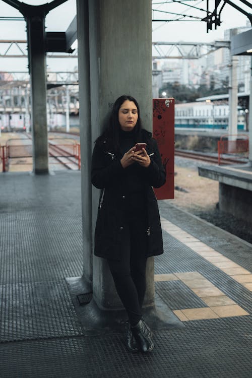 Gratis stockfoto met leunen, mevrouw, mobiele telefoon