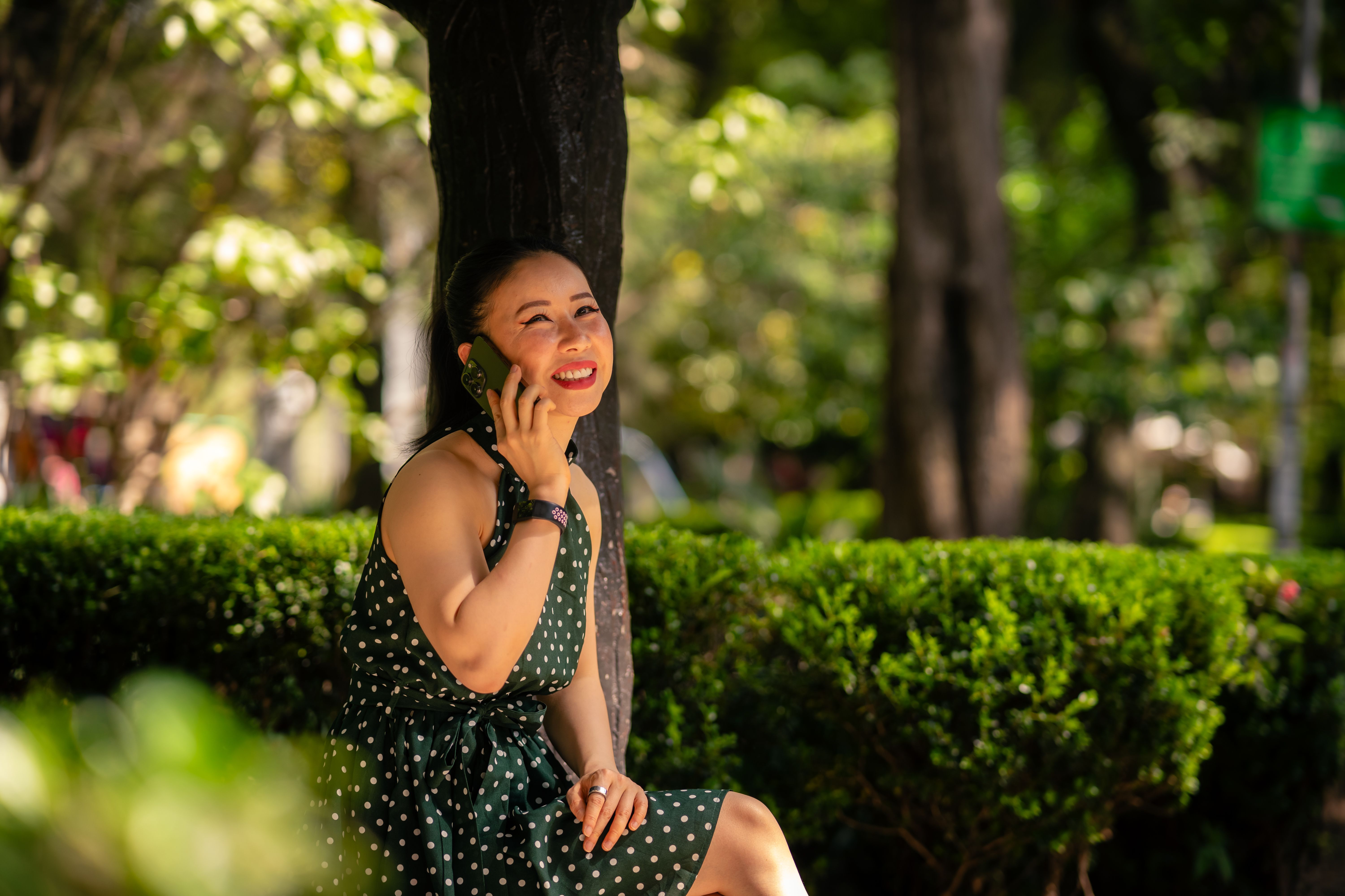 Femme heureuse conversant naturellement en plein air après correction auditive Europe Audition classe 2.