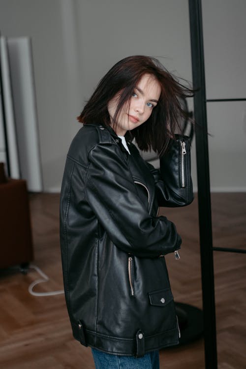 Základová fotografie zdarma na téma brunetka, hezký, kožená bunda