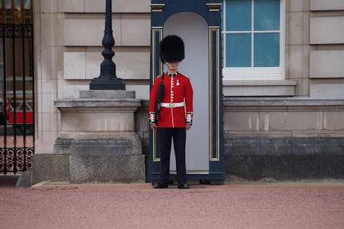 Free A guard stands outside buckingham palace Stock Photo