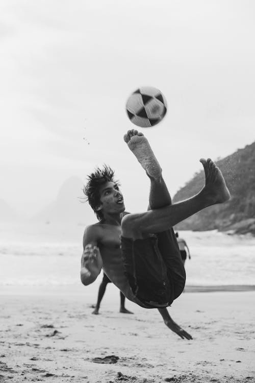 Gratis Fotografía En Escala De Grises Del Hombre Jugando Al Fútbol Foto de stock