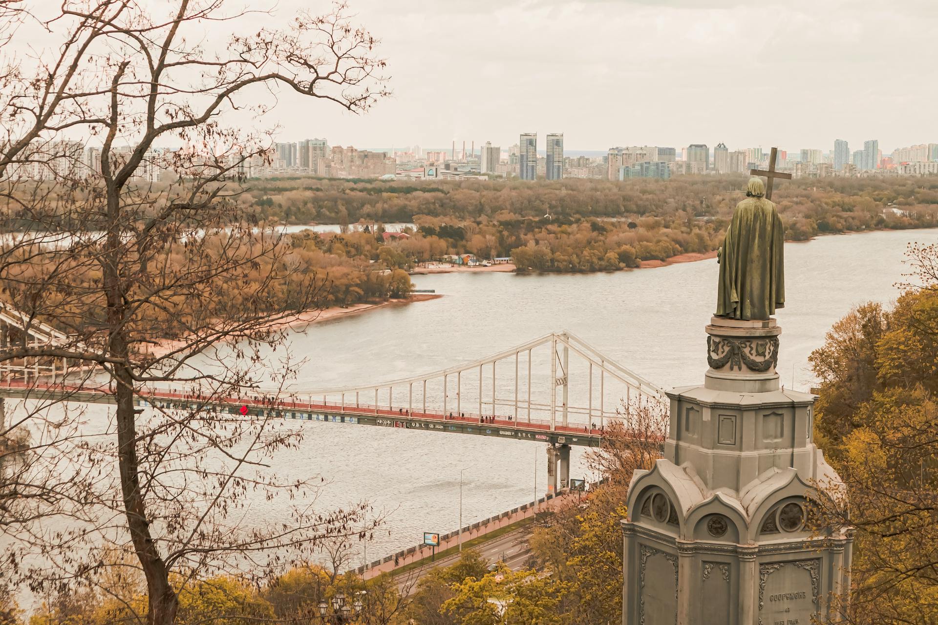 Saint Vladimir Monument in Kyiv overlooks the Dnieper River in autumn.