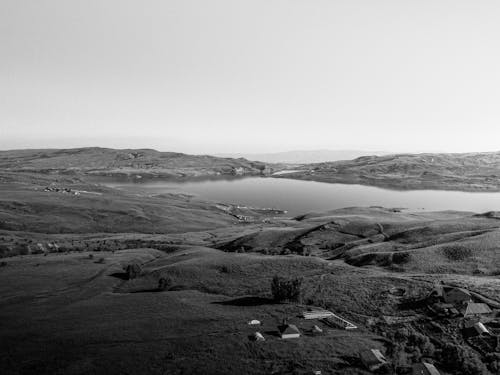 Základová fotografie zdarma na téma černobílý, čisté nebe, jezero