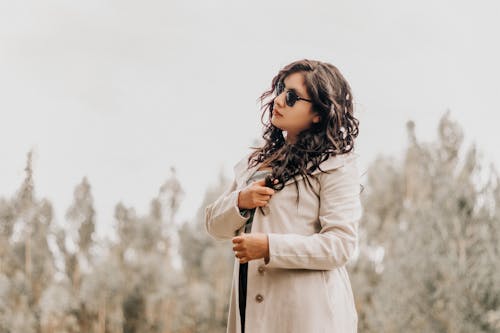 Foto profissional grátis de abrigo, cabelo comprido, de pé