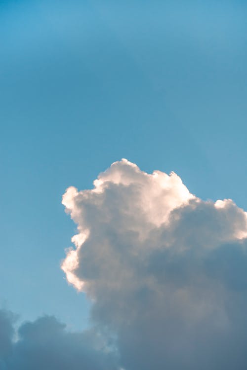 Free White and Gray Cumulus Cloud in a Blue Sky Stock Photo