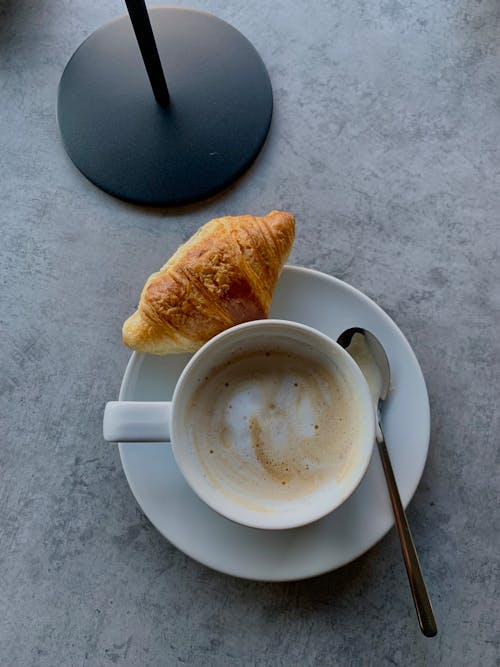 Ilmainen kuvapankkikuva tunnisteilla croissant, juoma, kahvi