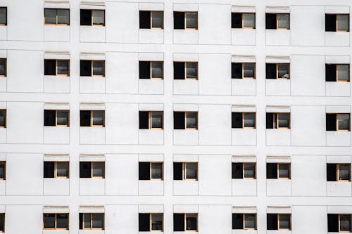 apartmanlar, beyaz, camlar içeren Ücretsiz stok fotoğraf