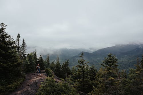 ドローン撮影, ハイキング, 丘の上の無料の写真素材