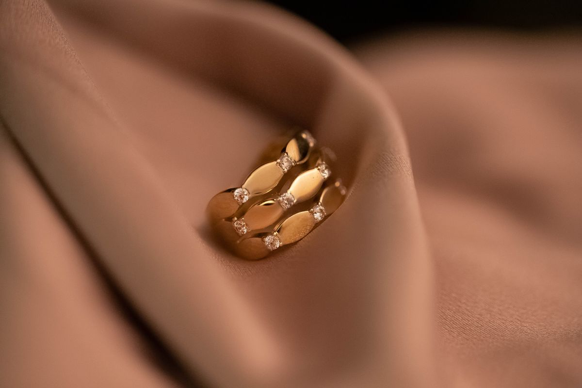 Camera-documented gold ring photograph by Maryam on Pexels.