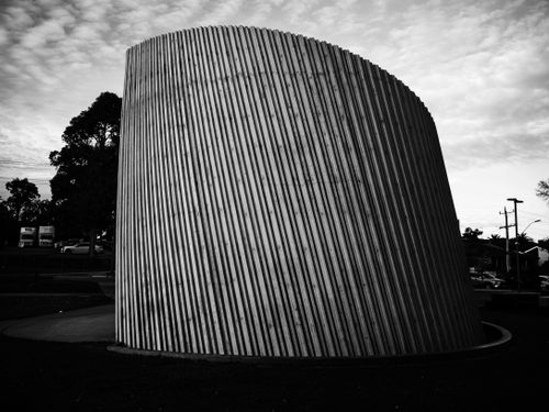 Free Black and white photo of a modern curved architectural pavilion outdoors. Stock Photo