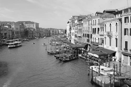 Fotos de stock gratuitas de blanco y negro, canal, ciudad