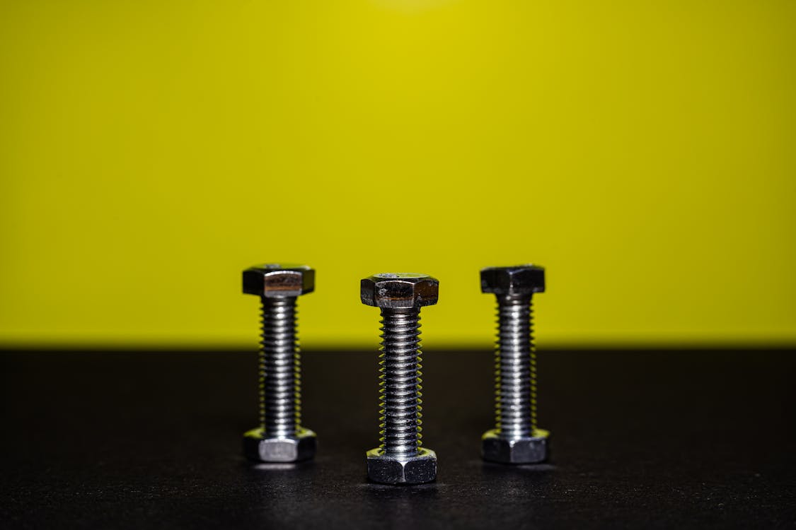 Measuring Wood Screw Dimensions Accurately – Summary of Key Steps and Best Practices Close-up of precision steel screws standing upright showing head and thread detail for identification
