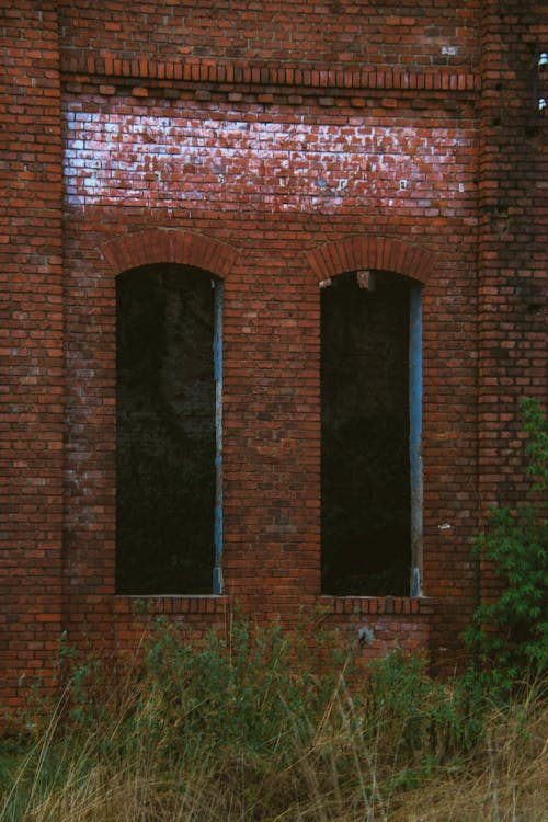 Free Facade of an Abandoned Red Brick Building  Stock Photo
