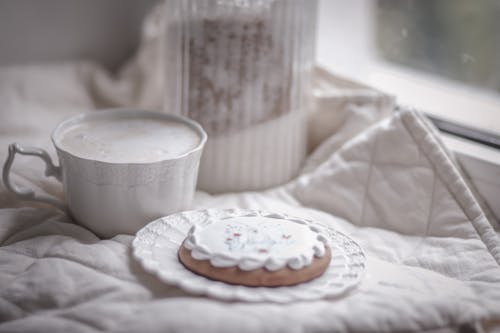 Gratis arkivbilde med cappuccino, cookie, drikke