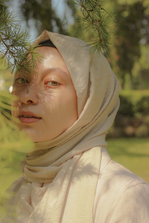 Gratis arkivbilde med ansikt, blader, hijab