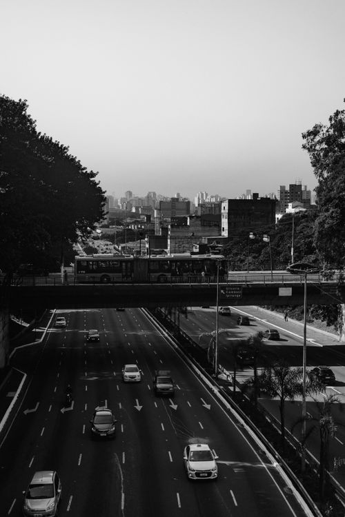 Free Aerial black and white photo of traffic on a São Paulo highway with cityscape. Stock Photo