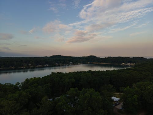 Darmowe zdjęcie z galerii z boiska, czerwony zachód słońca, dron