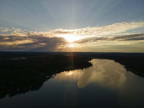 Darmowe zdjęcie z galerii z boiska, czerwony zachód słońca, dron