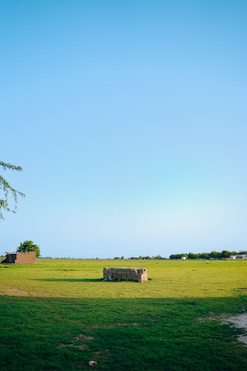 alan, çayır, çiftlik evi içeren Ücretsiz stok fotoğraf
