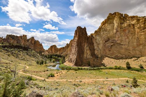 Free Breathtaking view of Smith Rock State Park with towering rock formations and a serene river in summer. Stock Photo