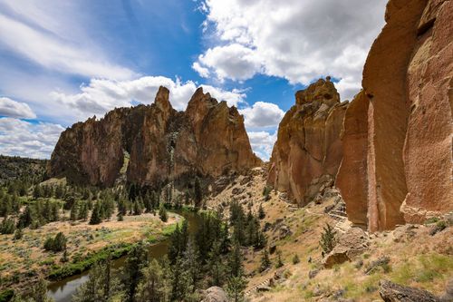 Free Explore the stunning rock formations and scenic views of Smith Rock State Park, Oregon. Stock Photo