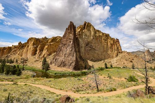 Free Explore stunning rock formations and river landscapes in Smith Rock State Park under a vibrant summer sky. Stock Photo