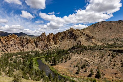 Free Explore the breathtaking rock formations and winding river of Smith Rock State Park on a sunny summer day. Stock Photo