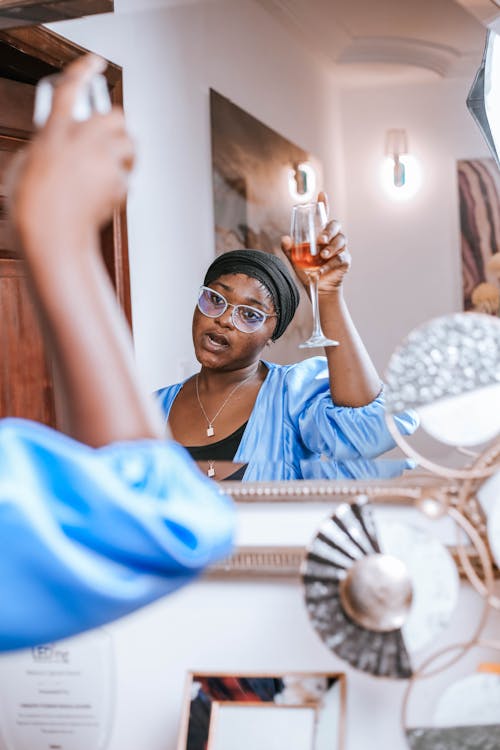 Gratis stockfoto met Afrikaanse vrouw, detailopname, drinken