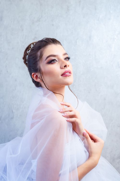 Free A beautiful bride in a white wedding dress with elegant makeup and hairstyle. Stock Photo